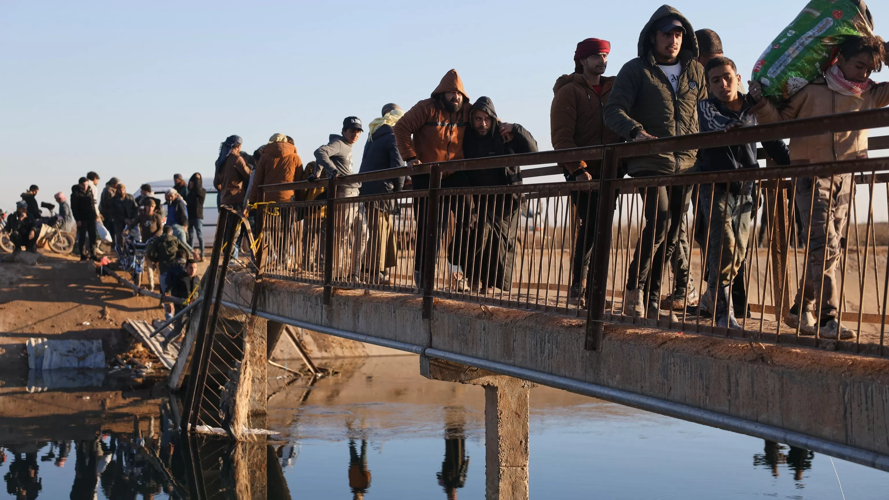 Civilians flee on foot as Syrian military offensive looms east of Aleppo