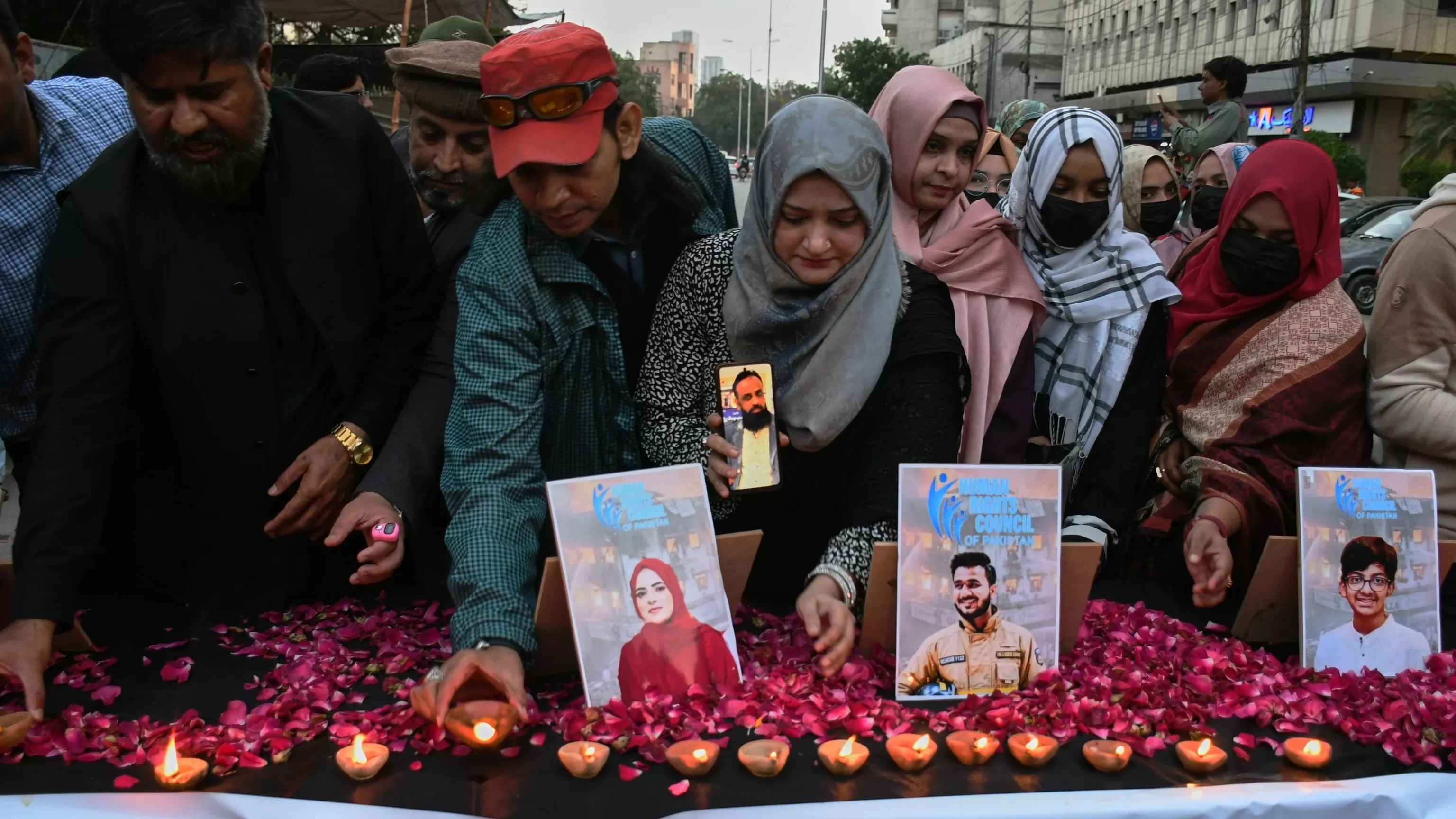 Death toll in Pakistan shopping plaza fire rises to 67, officials say