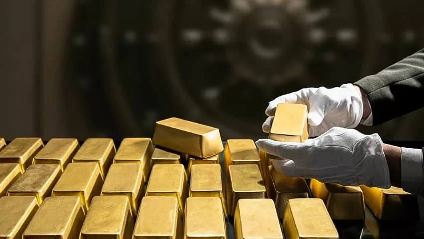 FTSE 100 hits record high as dollar rallies and gold extends sharp pullback