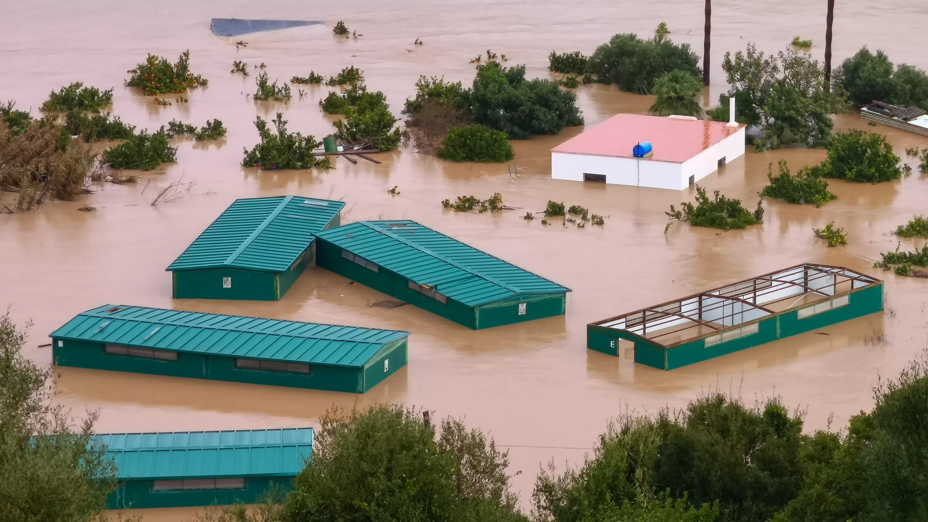 Storm Leonardo slams Spain and Portugal, leaving 1 dead and a girl missing