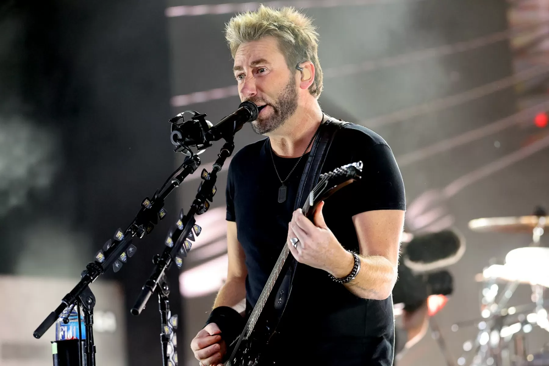 Watch an Annoyed Chad Kroeger Sing Snippet of Nickelback’s ‘Rockstar’ for Demanding Fan at Casino