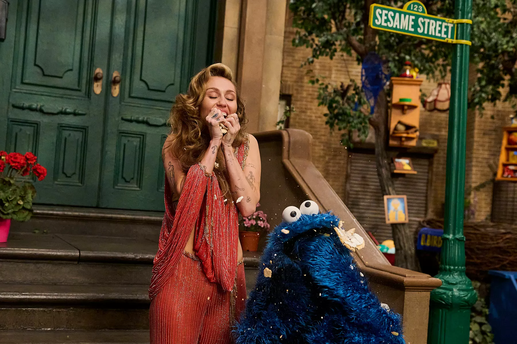 Miley Cyrus Gets a ‘Cookie Flower’ From Cookie Monster on ‘Sesame Street’: ‘Me Know That You Can Buy Yourself Flowers…’