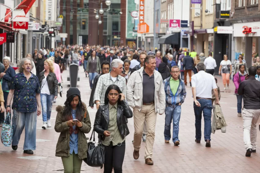 UK retail sales fall as shoppers tighten spending ahead of energy shock