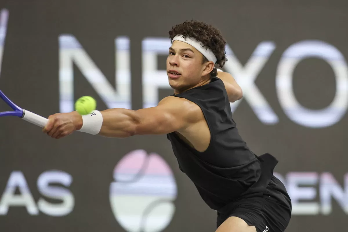Ben Shelton Suffers Nasty Fall on Court While Chasing Shot Against Reilly Opelka
