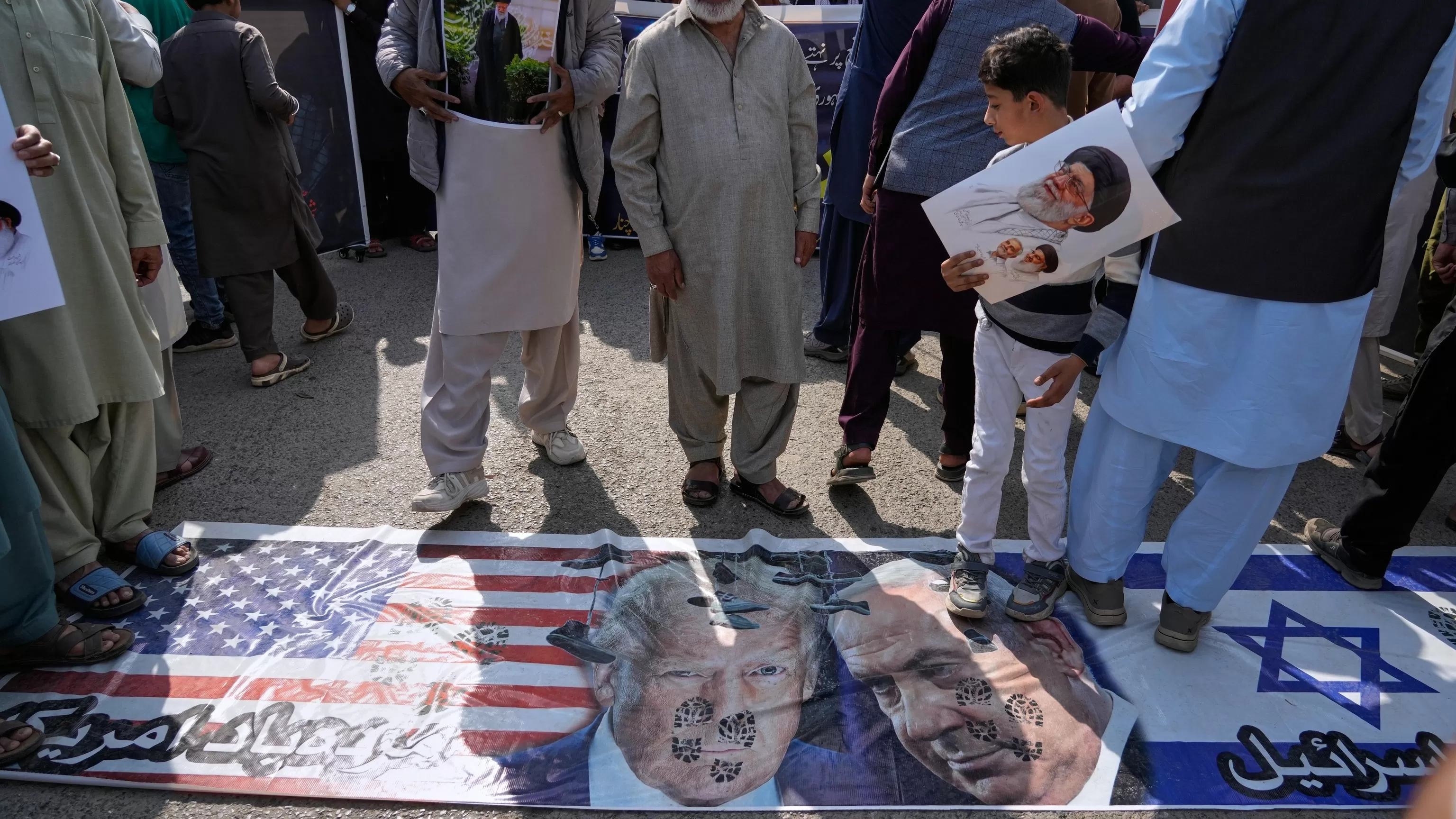Pakistani Shiites rally to denounce US-Israeli strikes on Iran as US Embassy issues a security alert