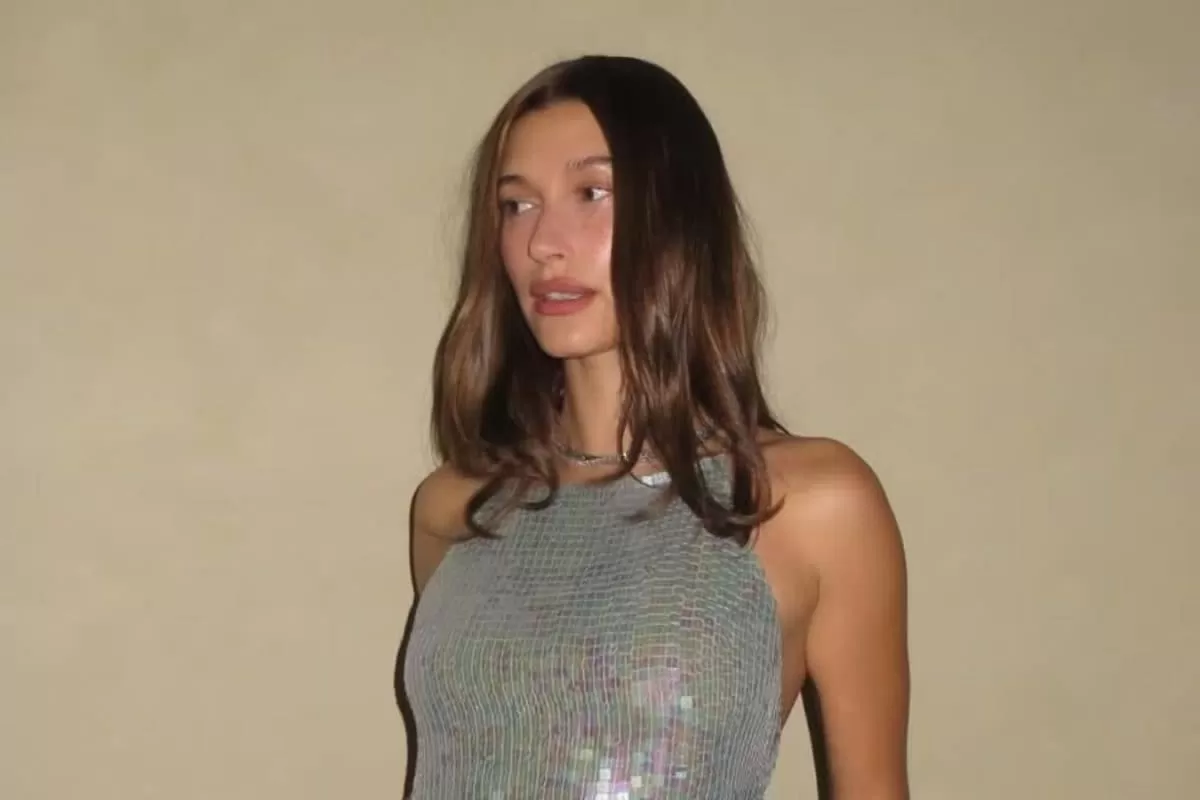 Hailey Bieber's Advanced Glute Bridge Variation Is Giving Booty Goals On Instagram