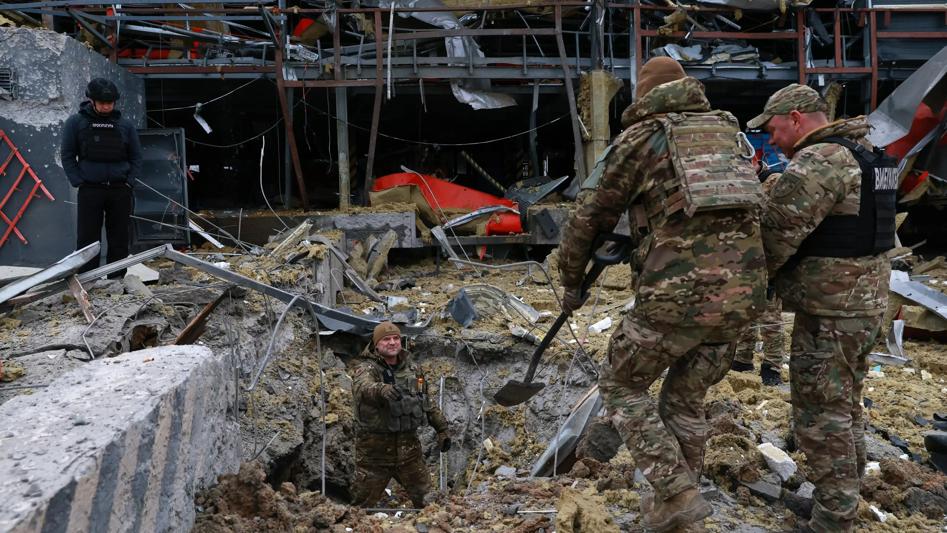 Zelenskyy will discuss Russia-Ukraine war with British leader and NATO chief