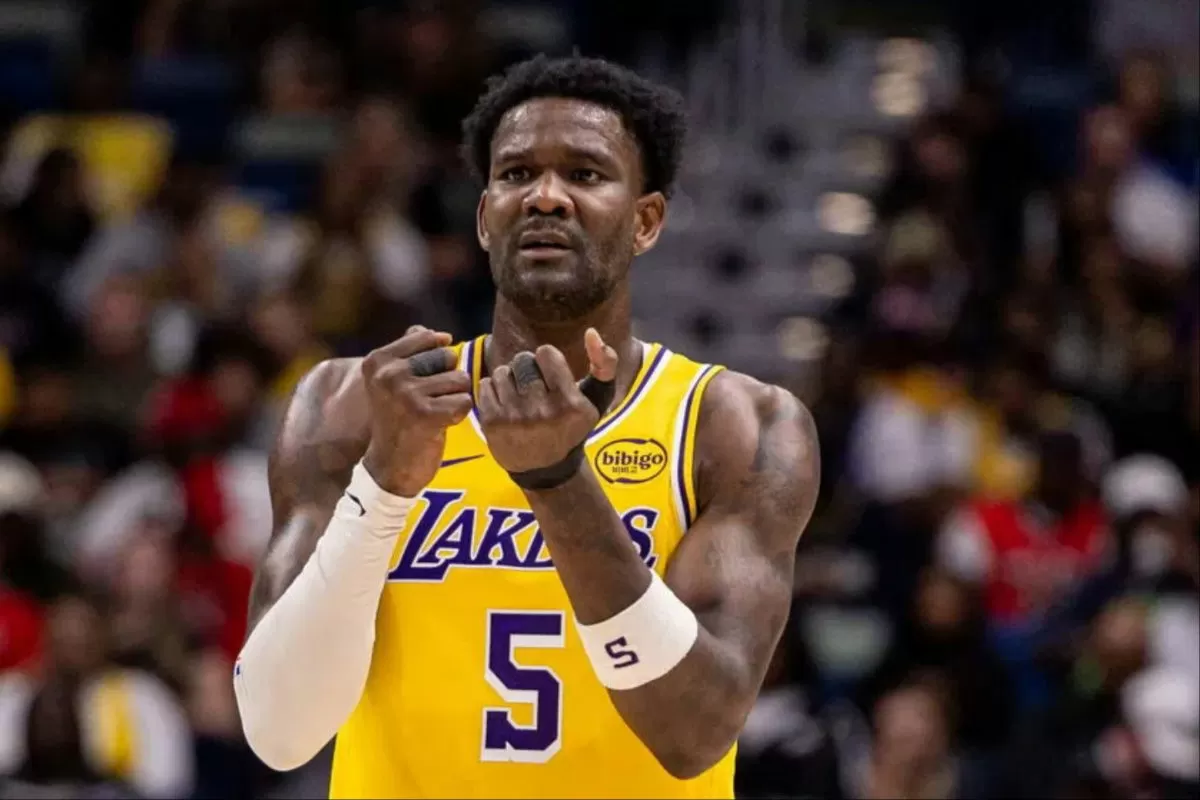 What Happened to Deandre Ayton? Lakers Star Heads to Locker Room vs Nuggets