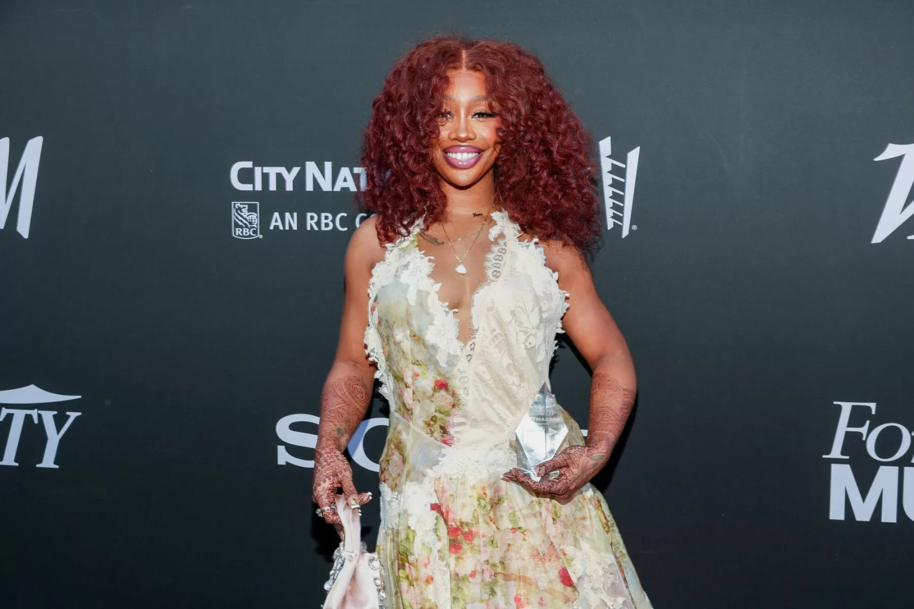 SZA Recalls Being Told She ‘Wouldn’t Beat Taylor Swift’ on the Charts, But ‘Anything Is Possible’