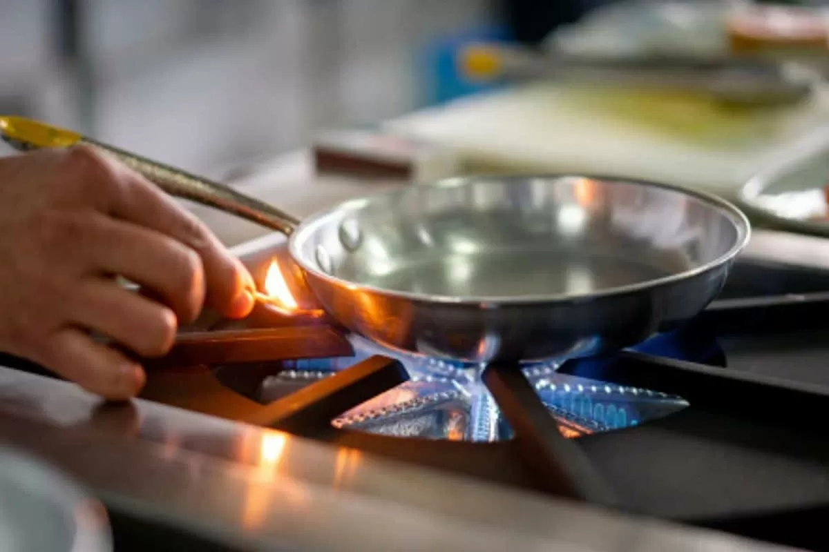 LPG Cylinder Running Out Too Quickly? These 8 Kitchen Habits May Be Wasting Your Cooking Gas