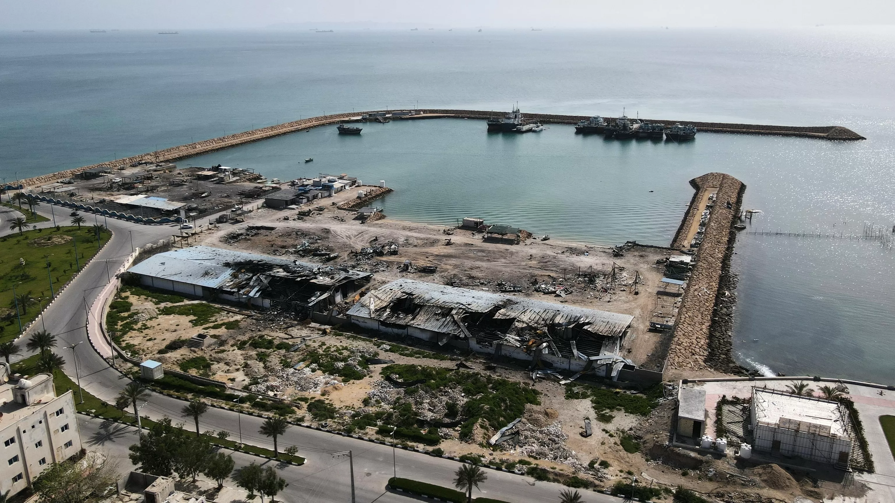 Macron and Starmer hold international summit on reopening the Strait of Hormuz
